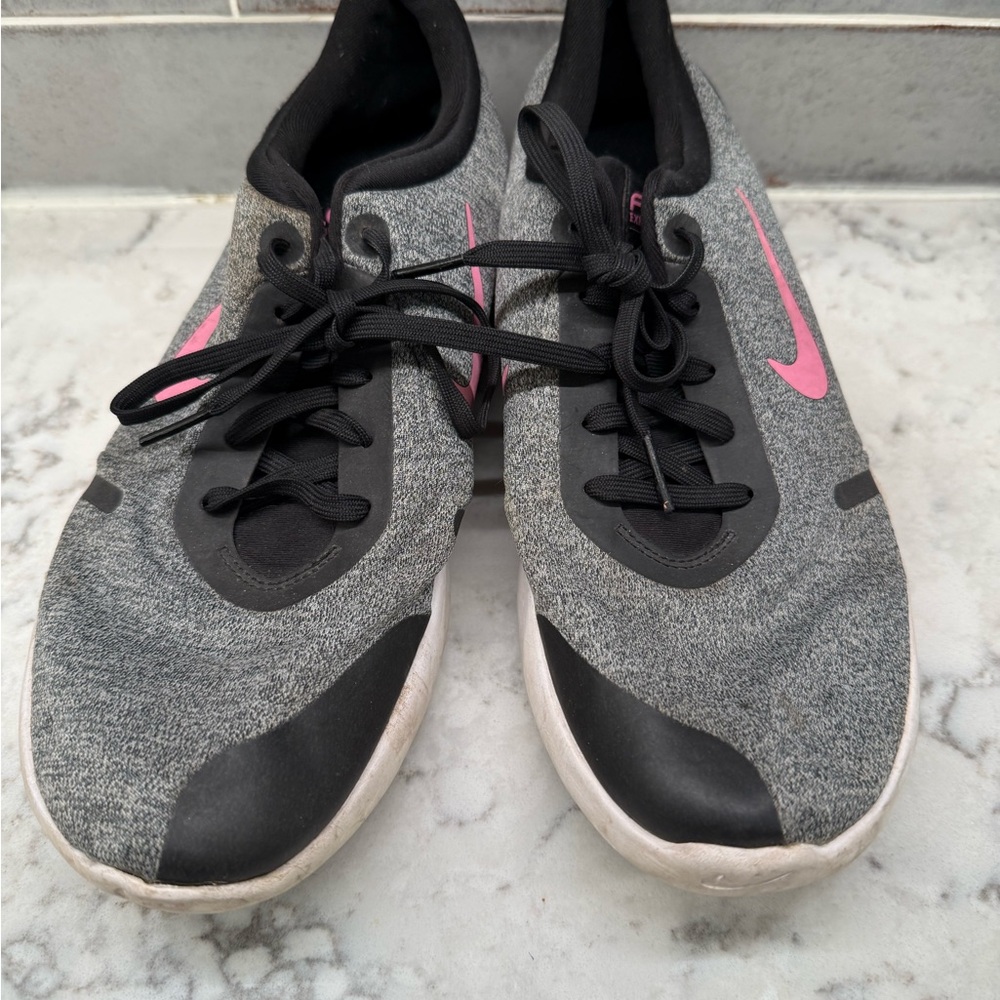 Nike Women's Black and Pink Athletic Shoes